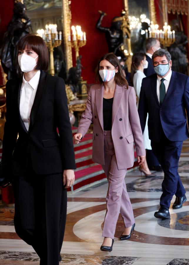 Irene Montero con  un traje morado de Massimo Dutti .