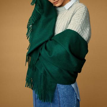 Imagen secundaria 1 - 1. Americanas con estampado de cuadros, maxi bufandas y botas altas componen uno de los looks estrella de la nueva temporada de Mango. 2. Una bufanda XXL en color verde bosque te acompañará en los días más fríos del año (19,99 euros). 3. Las minifaldas de aires colegiales con tablas y estampado de cuadros también son otras de las piezas claves del otoño (25,99 euros). 