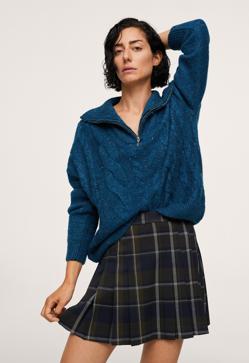 Imagen secundaria 2 - 1. Americanas con estampado de cuadros, maxi bufandas y botas altas componen uno de los looks estrella de la nueva temporada de Mango. 2. Una bufanda XXL en color verde bosque te acompañará en los días más fríos del año (19,99 euros). 3. Las minifaldas de aires colegiales con tablas y estampado de cuadros también son otras de las piezas claves del otoño (25,99 euros). 