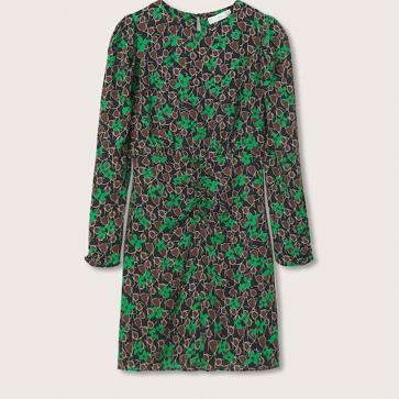 Imagen secundaria 1 - 1. Los mini vestidos se alían con las chaquetas de aires ecuestres para conseguir un look urbano de nota. 2. Mini vestido con estampado de flores en tonos verdes de Mango (39,99 euros). 3. Botas altas de color cuero de Mango (119 euros) 