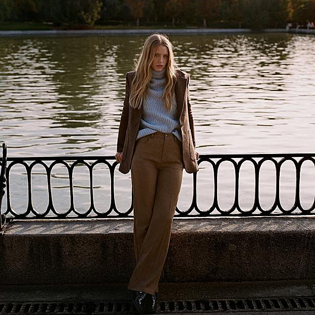 Imagen principal - 1. Los tonos tierra son los protagonistas de este sencillo look de otoño. Una combinación simple pero completamente efectiva para el día a día. 2. Americana con estampado de cuadros en tonos marrones de Mango (59,99 euros). 3. Pantalón en color tabaco con corte  flare  de Mango (29,99 euros)