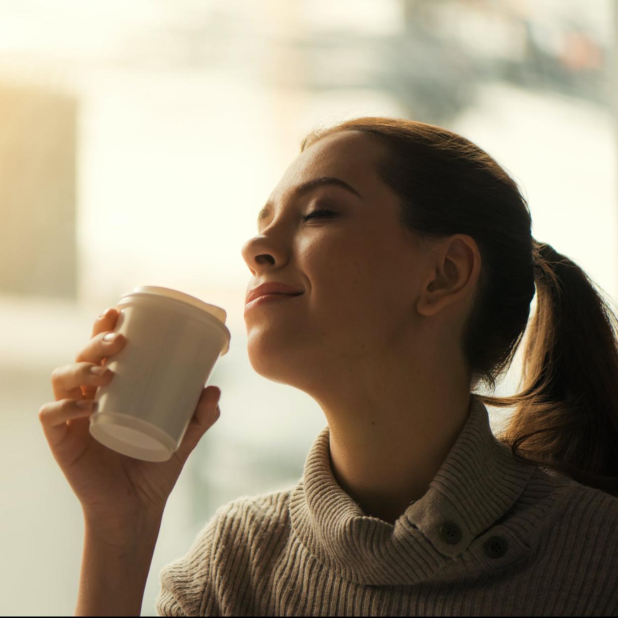 ¿Bebes café con el estómago vacío? Lo que dice la ciencia sobre si es saludable o no