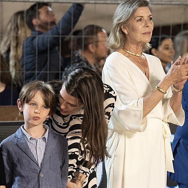 Carolina de Mónaco, Carlota Casiraghi y su hijo Rapahael en un evento este verano.