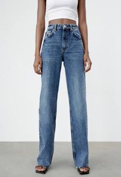 Imagen secundaria 2 - Sudadera, vaqueros y zapatos rojos: el look casual rejuvenecedor de Victoria Beckham del que te vas a enamorar este otoño