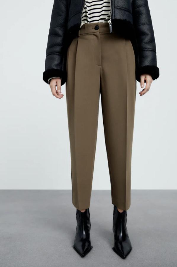 En color caqui, con tiro alto con pinzas delanteras, estos pantalones de pernera recta de Zara vienen con bolsillos frontales y falsos bolsillos de vivo en la espalda. Disponible entre las tallas XS y XL, tienen un precio de 29,95 euros. 