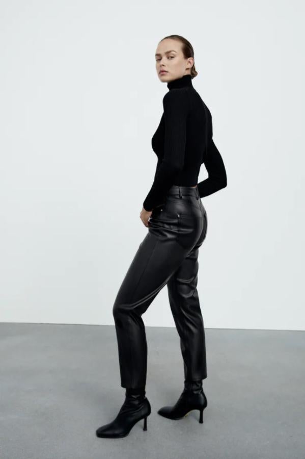 En efecto piel y diseño mom fit, estos pantalones de Zara que podemos encontrar en negro o en crudo vienen con tiro alto y perneras rectas y cuestan 25,95 euros. Están disponibles entre las tallas 32 y 44. 