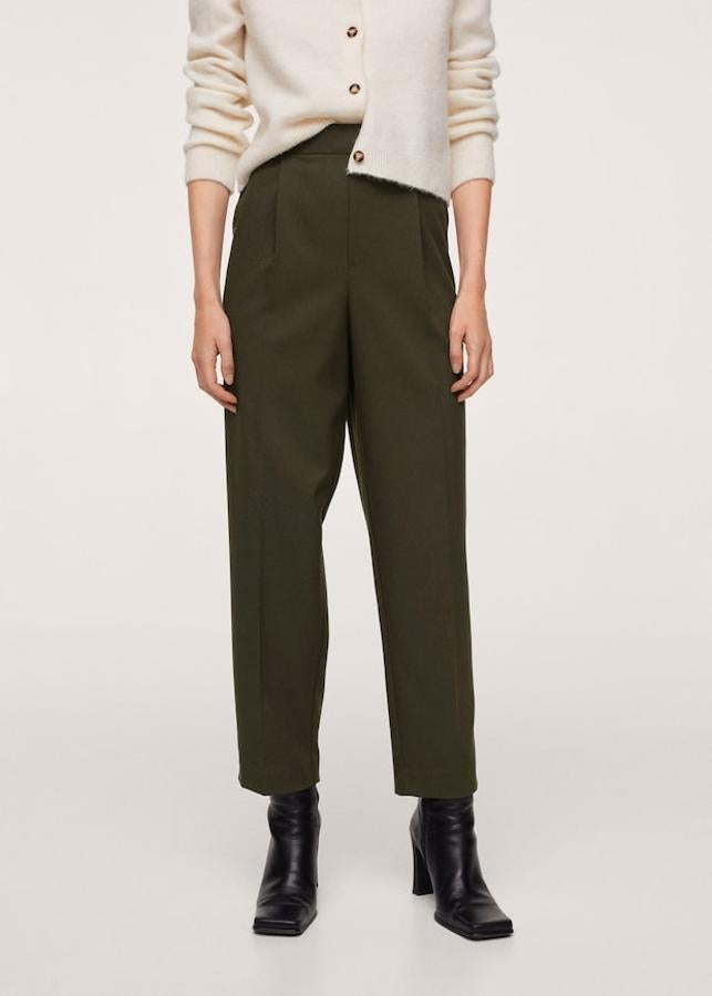 Este pantalón slouchy de Mango con diseño tobillero y de tiro medio viene con elástico en la parte posterior, bolsillos laterales y detalle de pinzas. Disponible en caqui y en negro, cuesta 25,99 euros y está disponible entre las tallas XXS y XXL. 