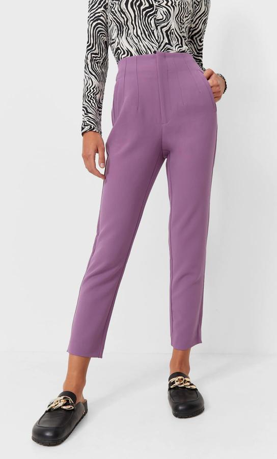 De tiro alto y pernera ajustad, este pantalón de vestir de Stradivarius disponible en cinco colores, entre ellos el lila, el beige o el rojo, cuesta 25,99 euros y podemos encontrarlo entre las tallas 32 y 44. 