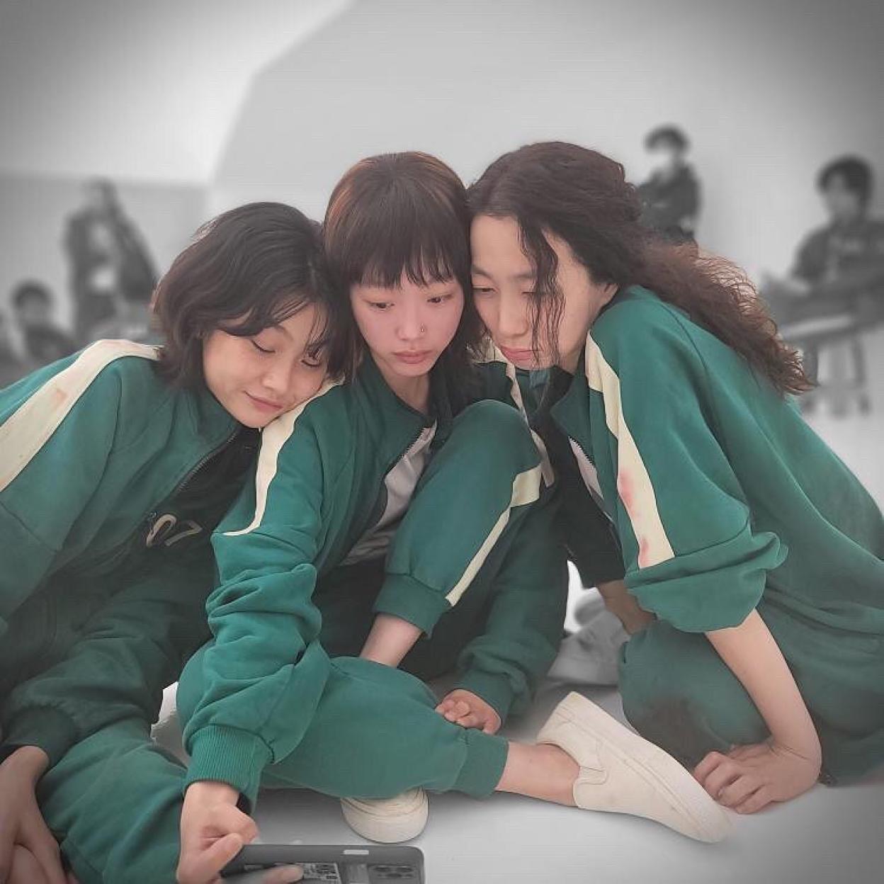 Pincha en la imagen para ver 15 zapatillas blancas muy cómodas (y estilosas) que quedan de lujo con vestidos.