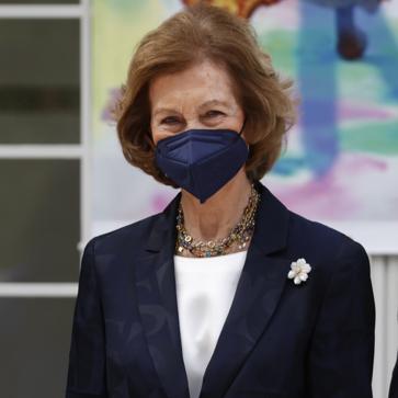 Imagen secundaria 1 - El collar de perlas tendencia y la pulsera de la suerte que no se quita: sabemos el significado oculto de las joyas favoritas de la reina Sofía