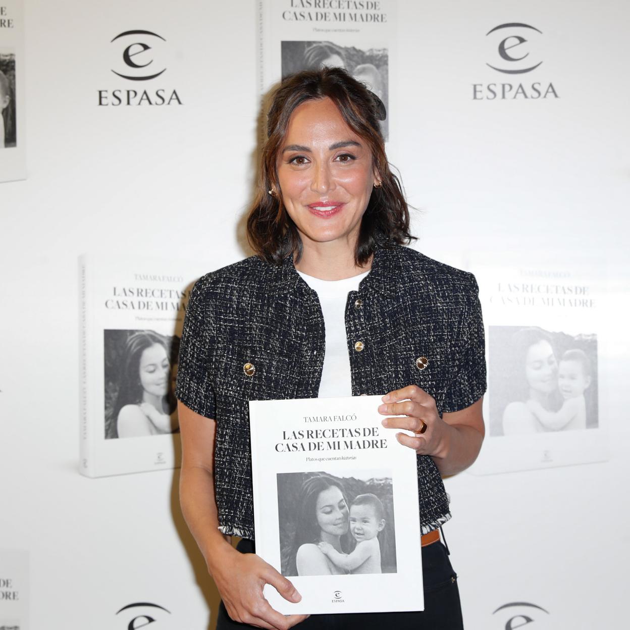 Tamara Falcó, con chaqueta de Maje en la presentación de 'Las recetas de casa de mi madre'. Pincha en la foto para ver los mejores looks de la Marquesa de Griñón.