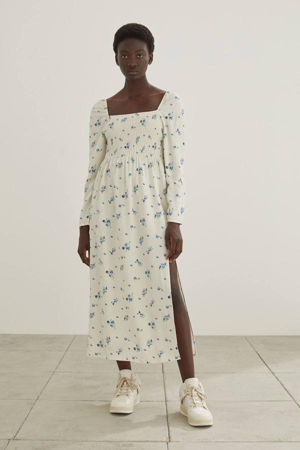 Vestido largo de escote cuadrado, mangas abullonadas, fruncidos y abertura en la falda, blanco con flores azules. 39,99 euros