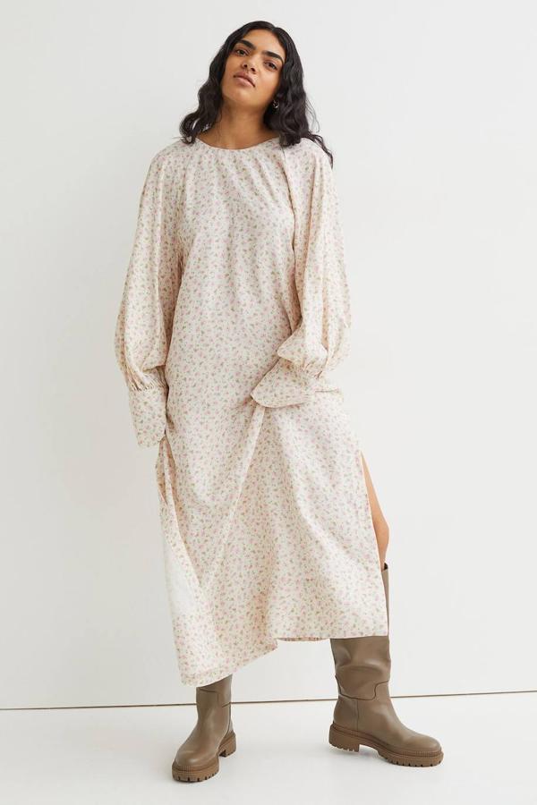 Maxi vestido vaporoso con escote de pico en la espalda y mangas globo, beige con flores en rosa. 49,99 euros