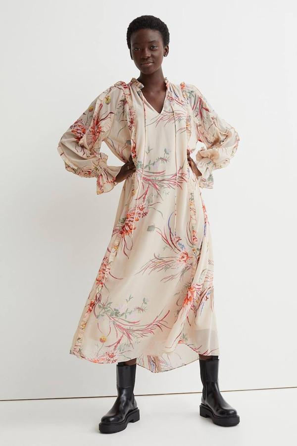 Vestido evasé largo en gasa vaporosa con detalles de volantes y manga larga maxivolumen con puño fruncido, beige claro con flores multicolor. 29,99 euros