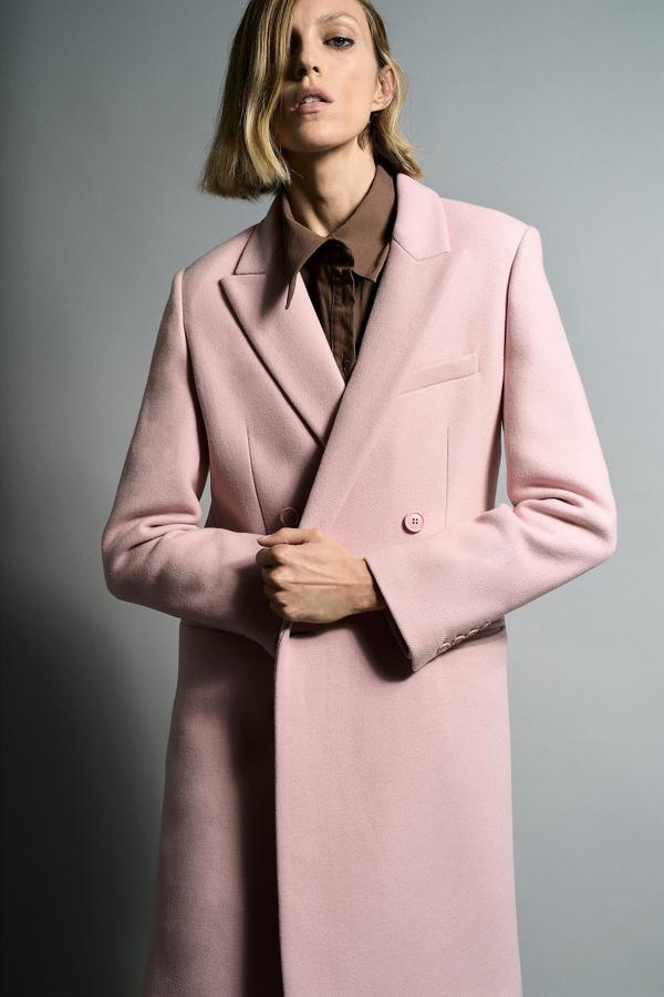 El rosa, en su versión más suave, es el color estrella para un dulce abrigo de invierno. Aunque puede parecer un tono poco combinable, descubrirás que pega casi con todo tu armario. Abrigo de lana de Zara (99,99 euros). 