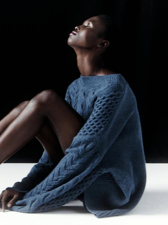 El cashmere es el tejido estrella cuando bajan las temperaturas. Massimo Dutti tiene la mejor selección del momento y este diseño de ochos en azul petróleo es uno de los más bonitos. Jersey de Massimo Dutti (99 euros). 