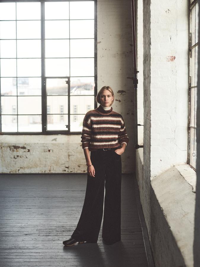 Los jerséis de rayas no siempre tienen que tener aires marineros. Los de estampado multicolor son una buena alternativa para llevar el resto del otoño. Jersey de rayas de Massimo Dutti (79,99 euros). 