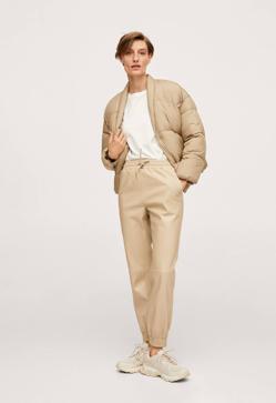 Imagen secundaria 2 - Hemos encontrado los pantalones más cómodos y sofisticados para tus looks diarios: los joggers efecto piel