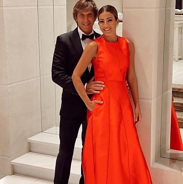 La pareja, lista para asistir a la boda de Francisco de Borbón