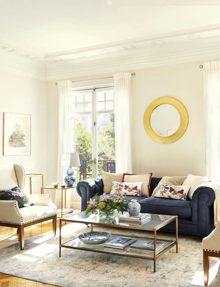 Este conjunto de mesas auxiliares en acabado metalizado dorado y cristal. La mesa de centro cuesta 495 euros, la mesa auxiliar cuadrada, 445 euros, y la mesa alta, 175 euros.