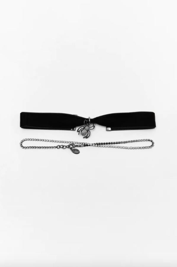 Este pack de dos chocker está formado por una cinta en color negro y terciopelo con colgante en forma de araña y aplicación joya que tiene cierre de mosquetón y otro metálico con hilera de aplicación de joyas. Cuesta 12,95 euros. 