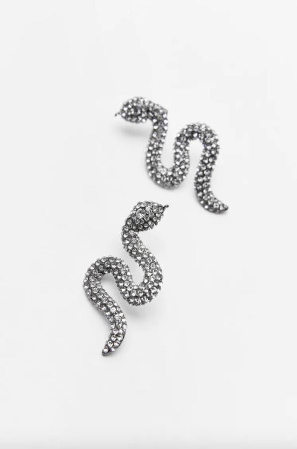 En gris antracita, con forma de serpiente y aplicación de joya, estos pendientes con cierre con tuerca cuestan 12,95 euros. 