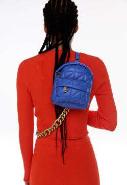 Imagen secundaria 2 - 1. Riñoneras de tamaño mini de Zara (19,99 euros). 2. Bolso acolchado con detalles de cristal de Zara (22,99 euros). 3. Mini mochila en color azulón con cadena dorada de Zara (25,99 euros). 