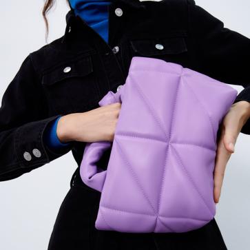 Imagen secundaria 1 - 1. Bolso de color naranja con asa de cadena dorada de Zara (35,99 euros). 2. Bolso acolchado en color lila de Zara (25,99 euros). 3. Bolso estilo shopping bag con asa corta en color blanco roto de Zara (35,99 euros). 