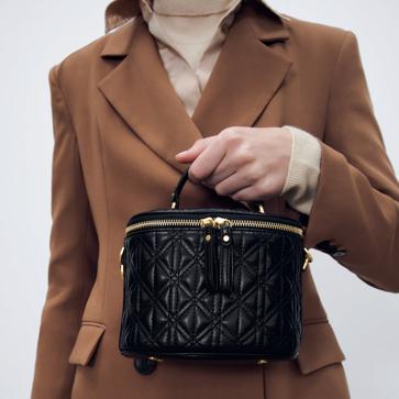 Imagen secundaria 1 - 1. Bolso clásico acolchado de color negro con cadena dorada de Zara (22,99 euros). 2. Bolso de mano con asa corta de Zara (29,99 euros). 3. Bolso acolchado con forma de media luna en color beige de Zara (49,99 euros). 