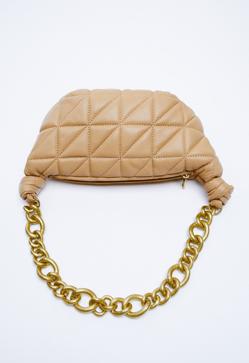 Imagen secundaria 2 - 1. Bolso clásico acolchado de color negro con cadena dorada de Zara (22,99 euros). 2. Bolso de mano con asa corta de Zara (29,99 euros). 3. Bolso acolchado con forma de media luna en color beige de Zara (49,99 euros). 