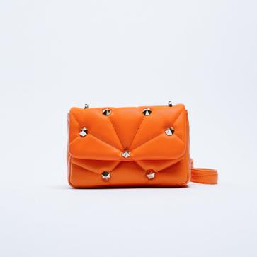 Imagen secundaria 1 - 1. Riñoneras de tamaño mini de Zara (19,99 euros). 2. Bolso acolchado con detalles de cristal de Zara (22,99 euros). 3. Mini mochila en color azulón con cadena dorada de Zara (25,99 euros). 