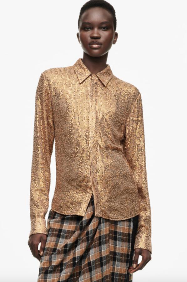 De cuello solapa y mangas largas acabadas en puño, esta camisa de lentejuelas en color cobre y con bolsillo de plastrón en el pecho pertenece a la colección edición limitada de la firma y cuesta 69,95 euros. Está disponible en las tallas XS, S y M.