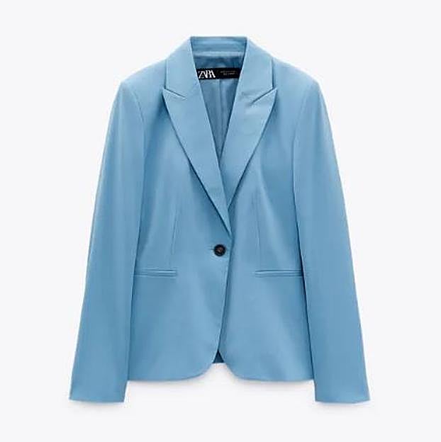 Imagen principal - El día que Ana Boyer vistió mejor que Isabel Preysler gracias al look favorito de las famosas: un traje azul muy favorecedor