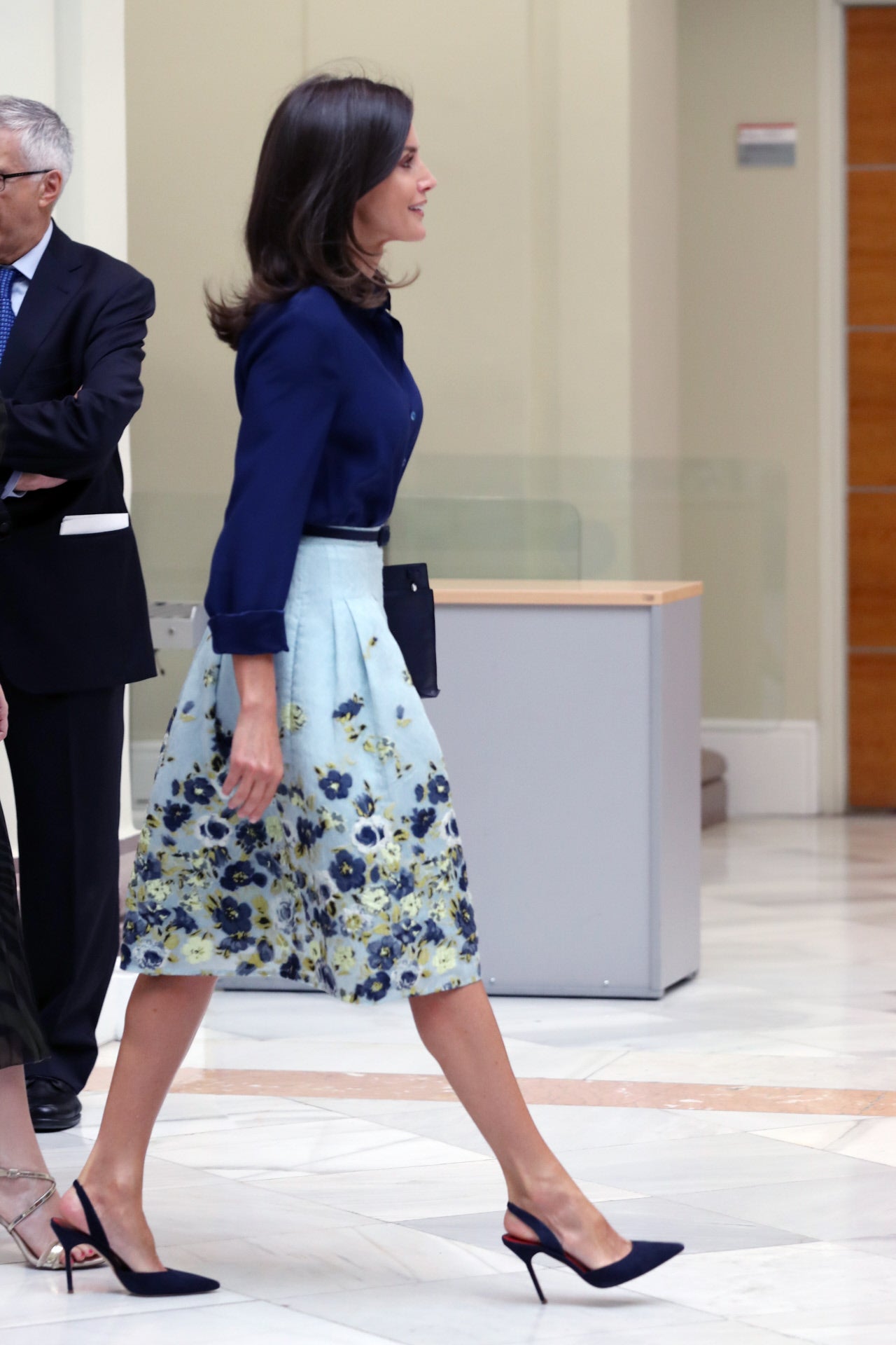 Si tuviéramos que elegir los zapatos favoritos de la Reina, sin duda serían los destalonados de Carolina Herrera. Doña Letizia los usa muchísimo, y deben ser muy cómodos (además de súper favorecedores) porque los tiene en diferentes colores (rojo, beige, rosa, negro...) y se los ha copiado en versión kitten heel la Princesa Leonor. 