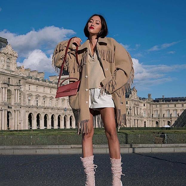 Las chaquetas de flecos que mejor sientan con vestidos de estampado floral y botas cowboy este otoño