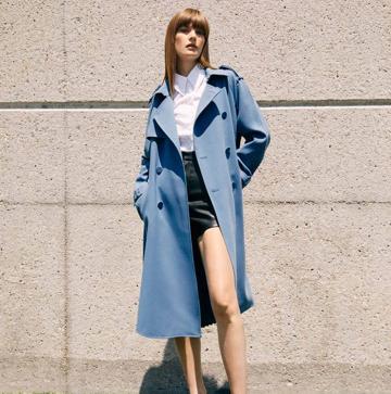 Imagen secundaria 1 - Ni beige ni marrón, la gabardina más bonita y original es esta de Sfera plisada y en color azul que ya está casi agotada