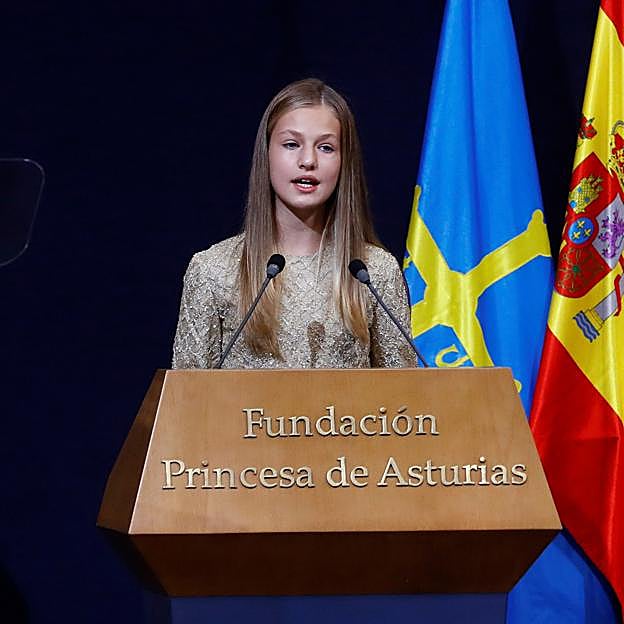 Los reyes esperaron hasta que la princesa Leonor estuvo preparada antes de que cogiera las riendas de los premios que llevan su nombre
