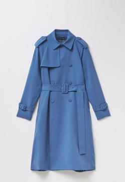 Imagen secundaria 2 - Ni beige ni marrón, la gabardina más bonita y original es esta de Sfera plisada y en color azul que ya está casi agotada