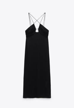 Imagen secundaria 2 - Un sencillo vestido de tirantes que se convertirá en el aliado perfecto para las celebraciones más especiales de la temporada de otoño/invierno. El clásico vestido negro se reinventa con un escote con aberturas y tirantes cruzados en la espalda. Vestido midi de Zara (29,99 euros). 