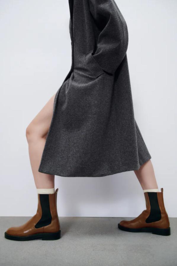 Disponible en marrón o en negro, estos botines Chelsea de Zara con suela plana y elástico en negro en ambos modelos viene con tirador trasero y podemos encontrarlos entre los números 35 y 42 por 35,95 euros. 