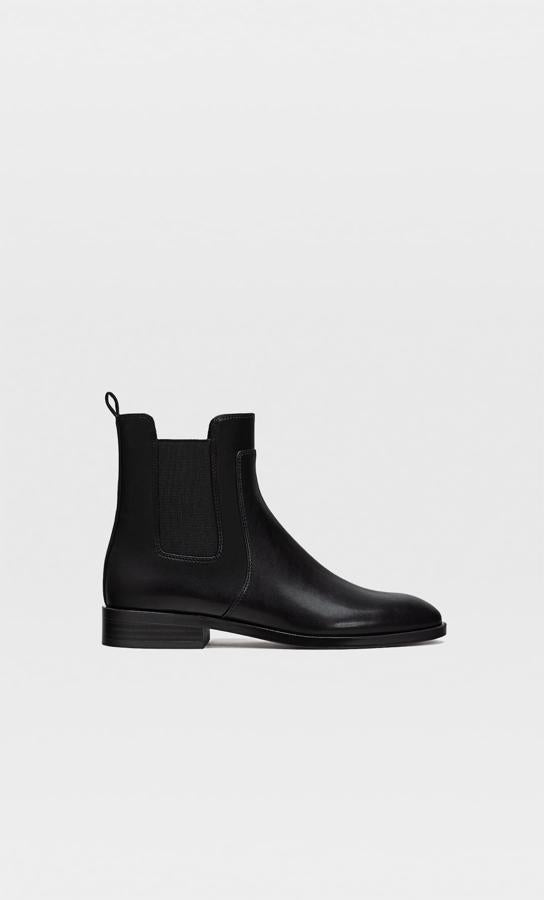 Con tacón de 2 centímetros, estos botines de Stradivarius en color negro con elástico tobillero a tono tienen un precio de 29,99 euros y están disponibles entre los números 35 y 41. 