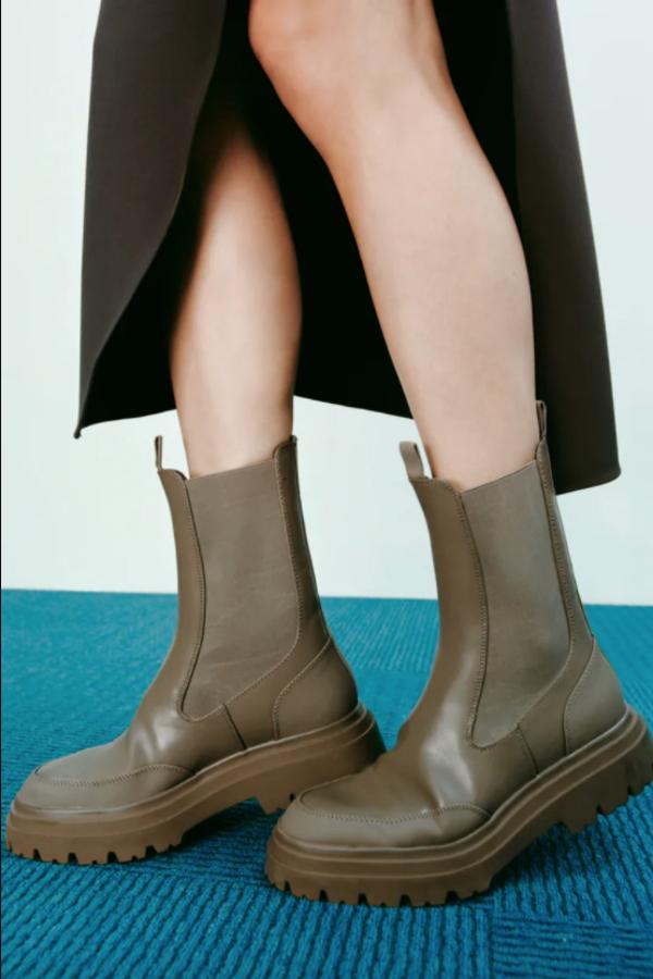 Con suela track y en color caqui, estos botines de Zara viene con detalle de elásticos con los laterales a tono, punta engomada y tiradores en la parte delantera y trasera. Cuestan 49,95 euros y están disponibles entre los números 35 y 42. 