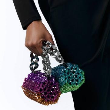 Imagen secundaria 1 - Los bolsos brillantes de fiesta son la nueva tendencia de accesorios joya que enamora a las influencers y que puedes tener en versión low cost