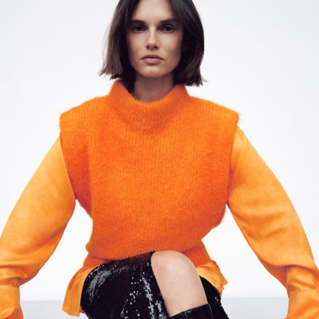 La falda de lentejuelas arrasa en Instagram. Pincha en la foto para ver las faldas midi plisadas perfectas.