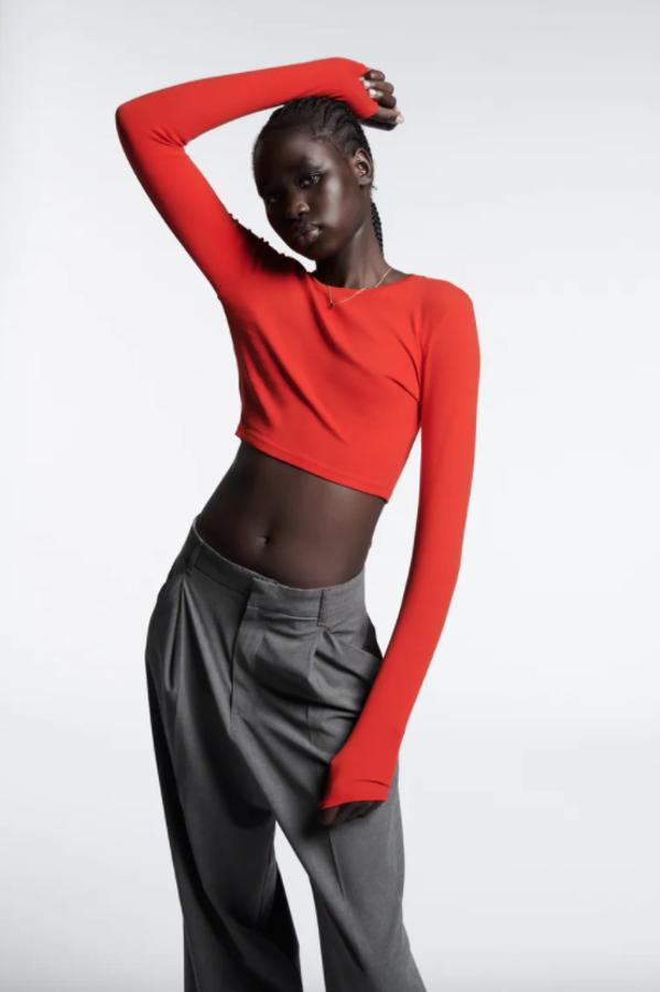 Diseño cropped con cuello redondo y mangas largas para esta camiseta disponible en marrón, rojo, blanco y negro cuesta 9,95 euros y está disponible en las tallas S, M y L. 