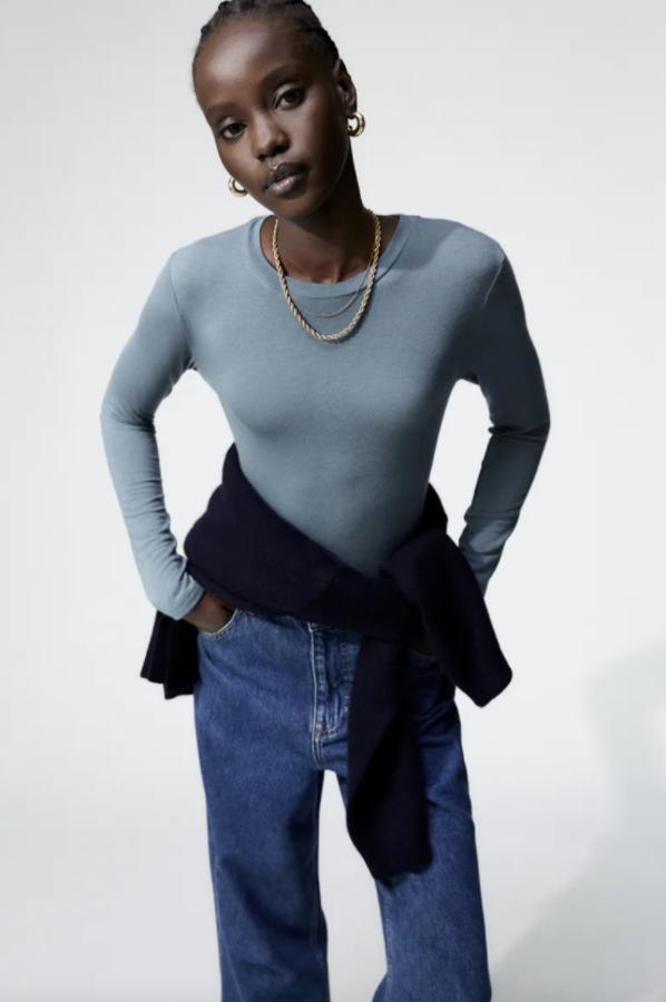 Disponible en gris oscuro, chocolate y azul petróleo claro, esta camiseta de cuello redondo y mangas largas está disponible en las tallas S, M y L y cuesta 9,95 euros. 