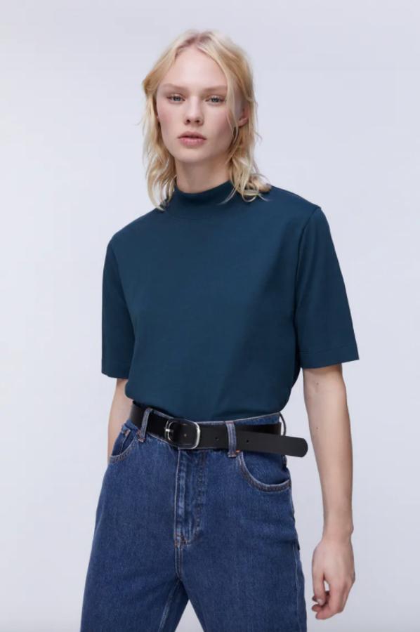 Con cuello perkins y mangas cortas, esta camiseta disponible en verde botella, blanco, azul petróleo y negro tiene un precio de 9,95 euros y está disponible entre las tallas S y XL. 