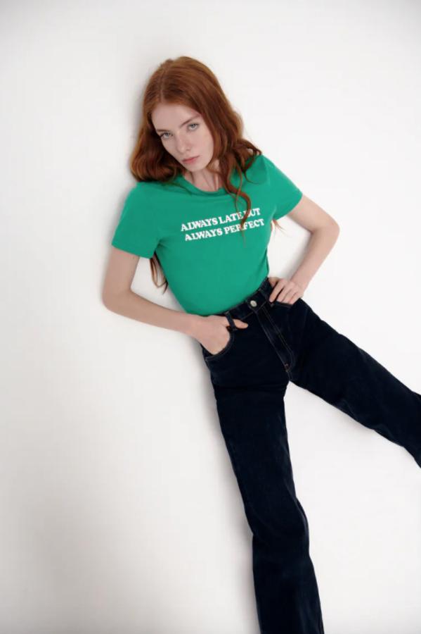 De cuello redondo y mangas cortas, esta camiseta con detalle de texto combinado a contraste en delantero está disponible en tres diseños diferentes en blanco y uno en verde hierba. Cuesta 5,95 euros y podemos encontrarla en las tallas S, M y L. 