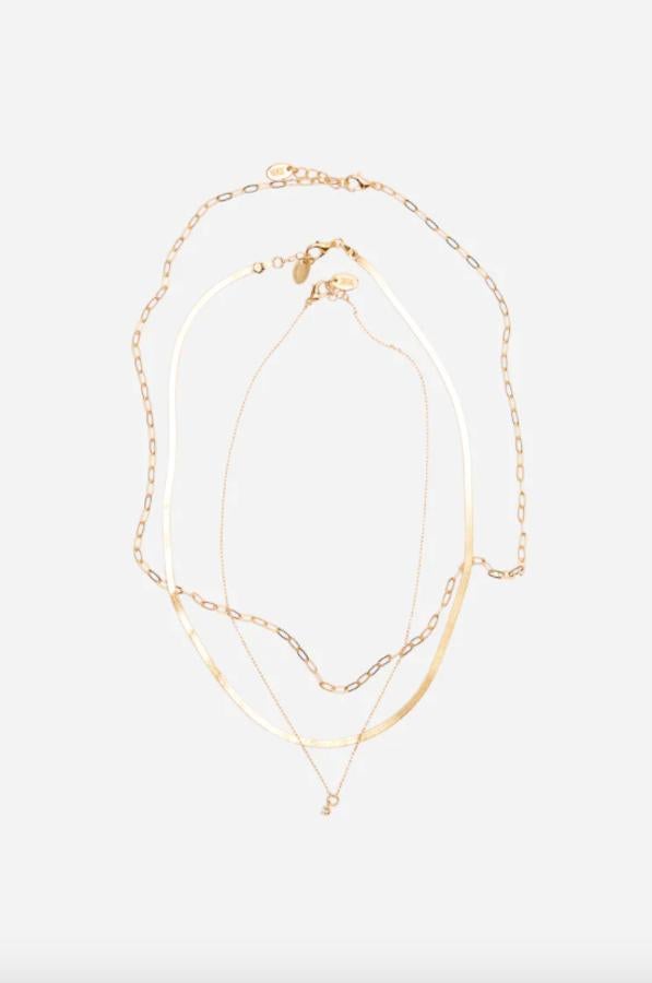 Compuesto por tres collares, en este pack podemos encontrar un collar de cadena metálica con colgante de brillo, collar de cadena metálica plana y collar de eslabones metálicos. Podemos comprarlo por 12,95 euros. 