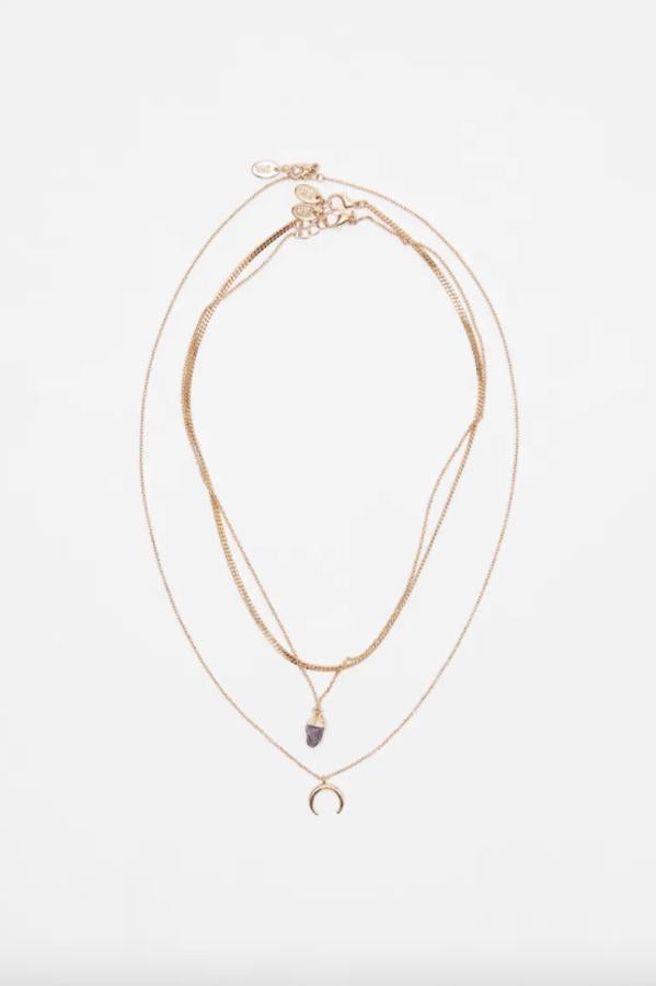 Compuesto por una cadena metálica con colgante de piedra y por una cadena metálica con colgante en forma de luna, este pack de collares tiene un precio de 12,95 euros.
